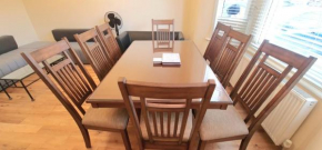 London Luxury 3 bedroom flat, 2 bathrooms, Living Room, free parking, 4 mins to station, garden